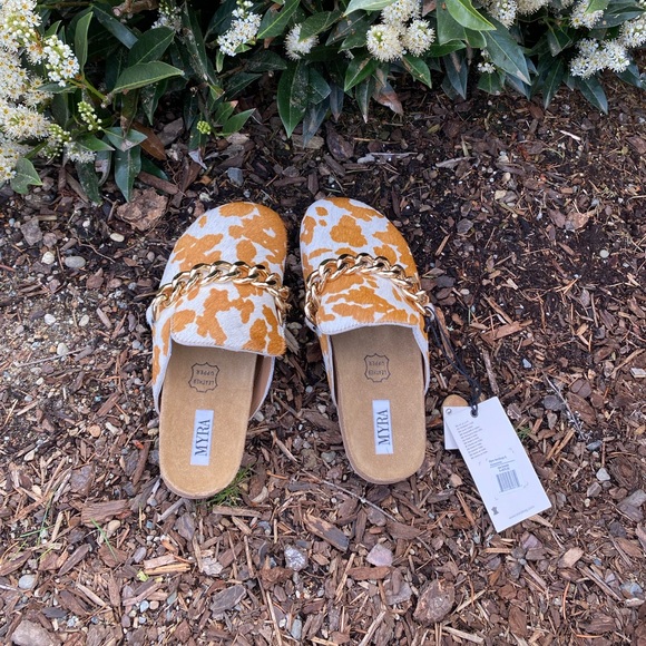 Cowhide Chain Slippers - Picture 2 of 2